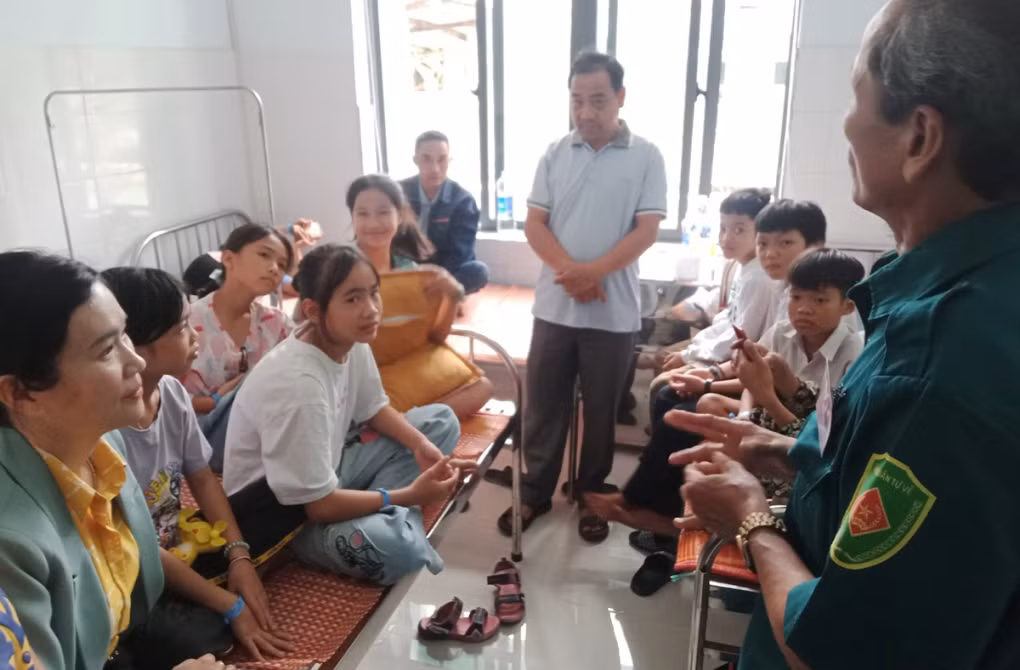 Ngày 30/3, phụ huynh, giáo viên Trường Tiểu học Trần Hưng Đạo (xã Điện Phong, thị xã Điện Bàn) tổ chức cho các em học sinh uống trà sữa, ăn trái cây lắc. Các món ăn, nước uống này do phụ huynh học sinh tự chế biến tại nhà. Sau khi ăn khoảng 15 phút, 18 em xuất hiện triệu chứng bị ngộ độc thực phẩm phải đưa đến bệnh viện điều trị.