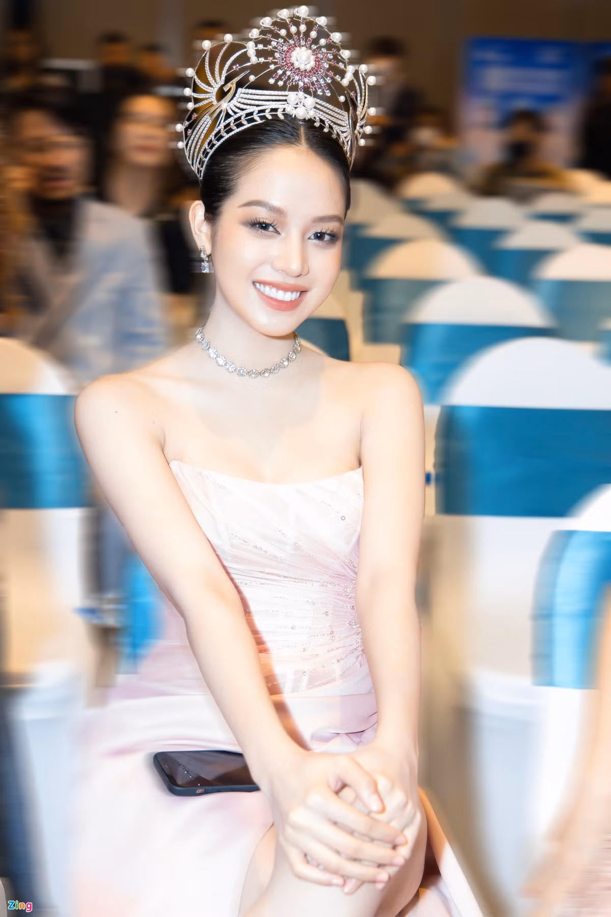 Vua dang quang, Hoa hau co nen phau thuat tham my?