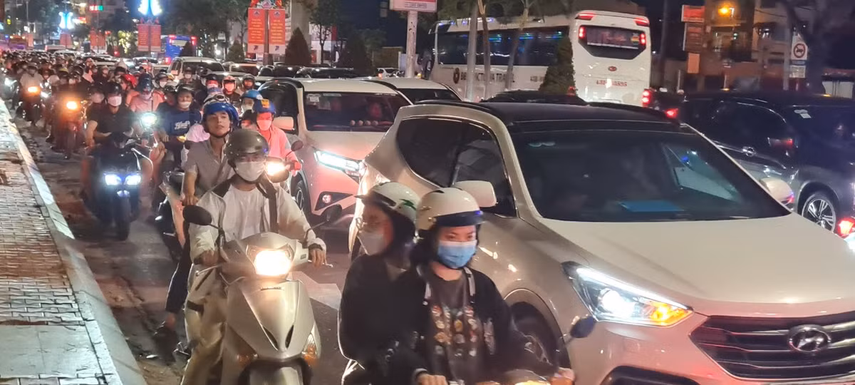 Tối đầu tiên của kỳ nghỉ lễ, dòng người đổ về trung tâm thành phố Đà Nẵng, khu vực ven sông Hàn ngày càng đông.