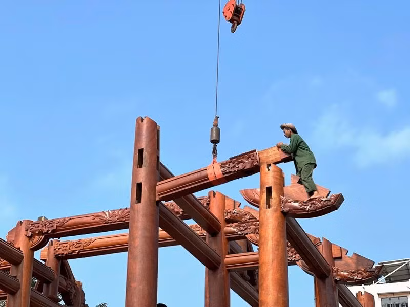 Ông Sơn cho biết, công trình sai phạm đã tháo dỡ phần ngói, cửa, vách xung quanh… nhưng khung gỗ chính chưa dỡ được do “không có thợ chuyên nghiệp”.
