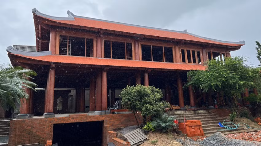 Chủ nhân của công trình là ông Nguyễn Hồng Sơn (58 tuổi, trú phường Chánh Lộ), một đại gia nổi tiếng trong lĩnh vực phân phối ô tô, đầu tư và kinh doanh bất động sản.