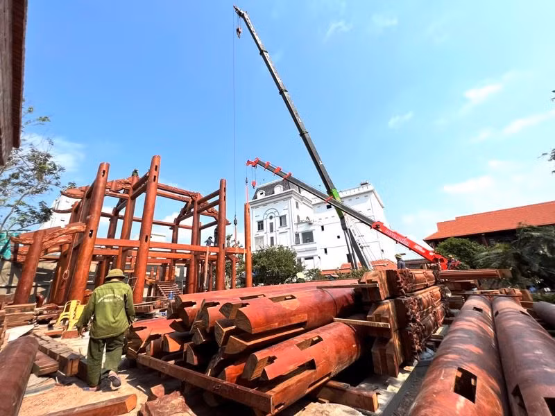 Sau một thời gian xin gia hạn để tìm đội thợ, ngôi nhà gỗ xây dựng trái phép trên đất lúa của đại gia Quảng Ngãi đã được tháo dỡ. Nhiều cẩu trục siêu trường, siêu trọng được huy động tháo dỡ "nhà gỗ khủng".
