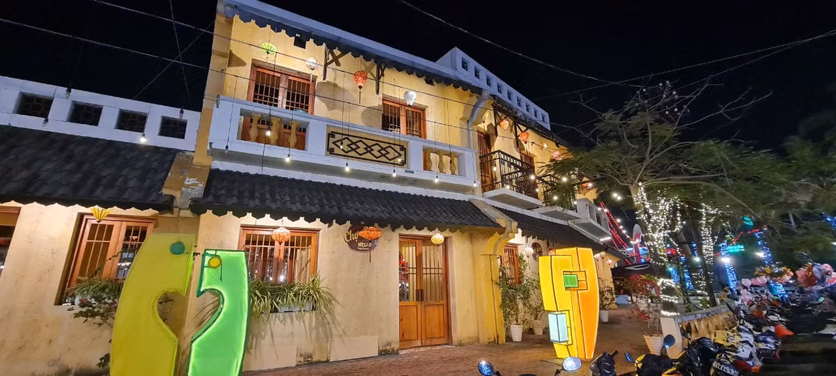 Rất nhiều khu vực ở đây được bài trí với ánh đèn lung linh, đa dạng sắc màu để du khách thỏa sức “sống ảo”.