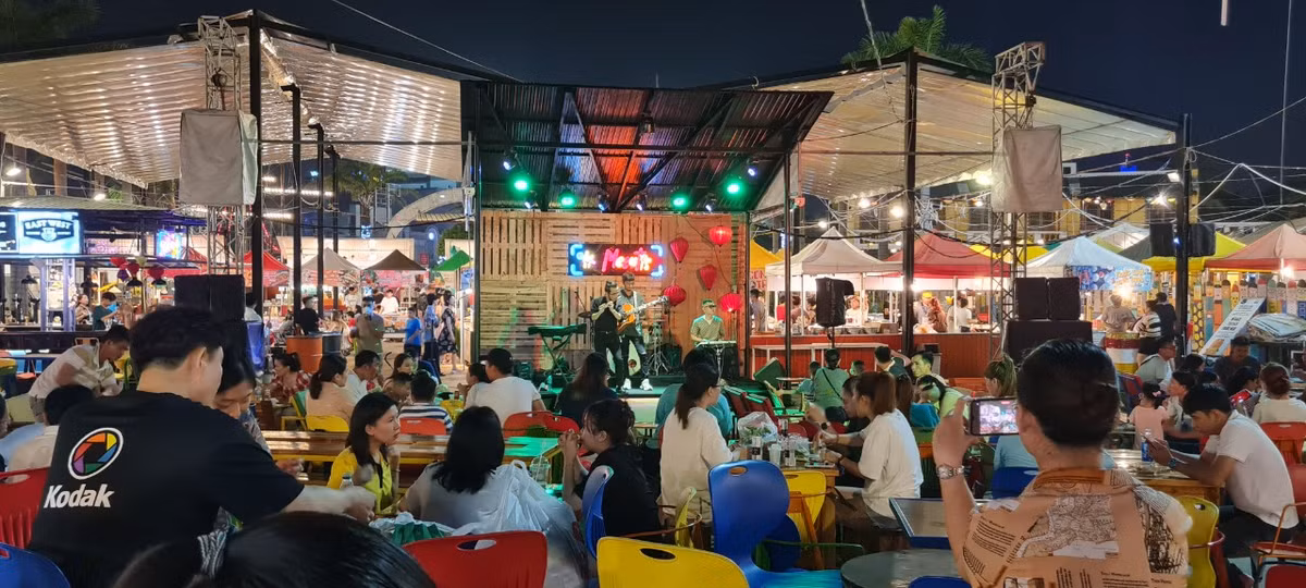 Nơi đây thường xuyên diễn ra các màn biểu diễn âm nhạc cực kỳ chất lượng với đa dạng các chủ đề như: Cover, EDM, Rock, Acoustic,… Vào những dịp đặc biệt, chợ Helio còn có sự góp mặt của nhiều ca sĩ nổi tiếng, bạn sẽ được quẩy hết mình, thỏa sức vui chơi trong không khí sôi động, náo nhiệt.
