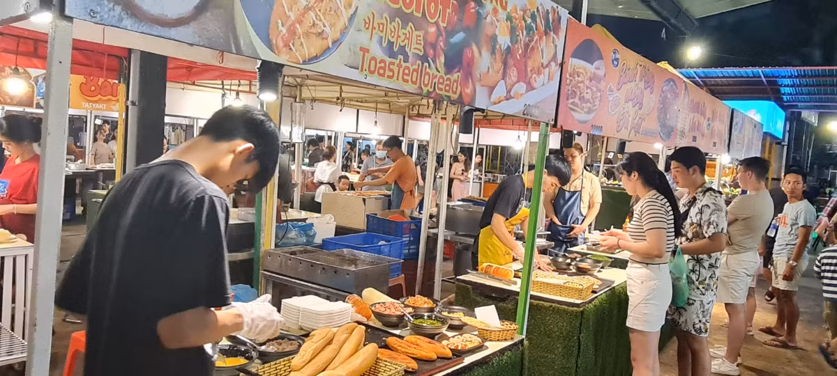 Các món ăn đều được niêm yết giá rõ ràng, cho bạn thoả thích thưởng thức bữa tiệc buffet tự chọn đầy hứng thú.