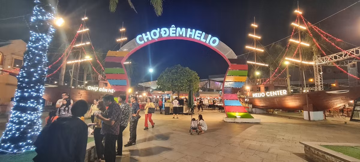  Chợ đêm Helio - thiên đường ẩm thực về đêm, tọa lạc trên đường 2/9, thuộc phường Hòa Cường Bắc, quận Hải Châu, TP. Đà Nẵng.