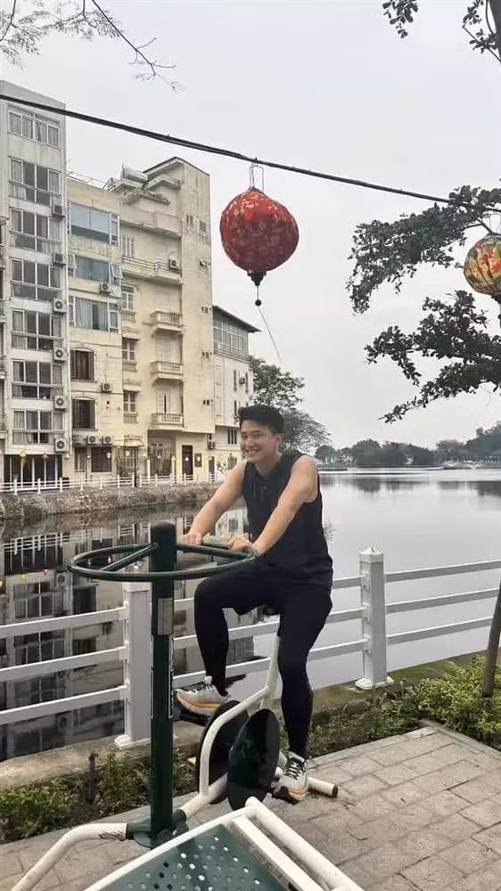 Trước đó không lâu, cư dân mạng còn phát hiện hình ảnh Huỳnh Anh tập thể dục cật lực. Nhưng quá ống kính của bạn gái thì anh lại cực hài và bị dìm đẹp.