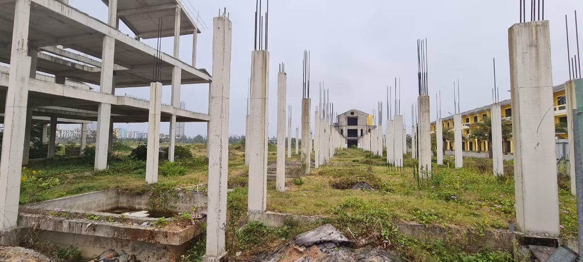 Bên cạnh loạt biệt thự đã được "tô vàng" là dãy cọc bê tông cốt thép đã bắt đầu gỉ sét lởm chởm, ngổn ngang giữa những tòa nhà mới "đổ sàn".