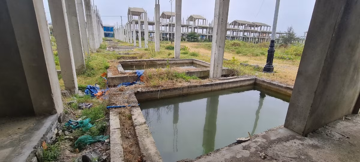 Nhiều hạng mục bỏ hoang lâu ngày biến thành ao tù chứa nước mưa, nơi nuôi muỗi.