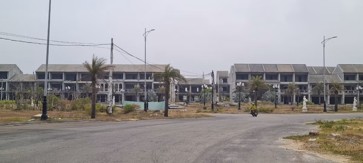 Thêm vài bước chân là la liệt biệt thự dang dở hiện ra trước mắt.