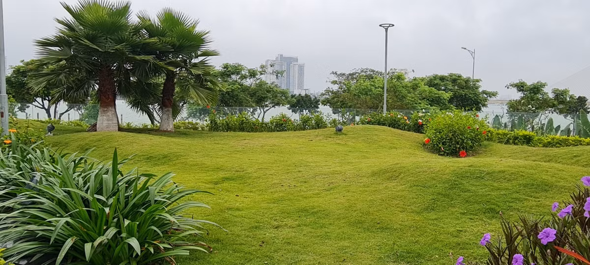  Công viên được bao phủ với hệ thống cây xanh, thảm cỏ được đầu tư và thiết kế kỹ lưỡng, được chăm sóc tươi tốt. 