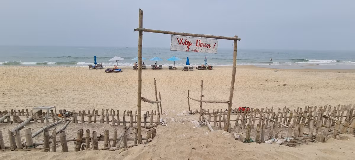 Lối xuống bãi biển An Bàng (phường Cẩm An, TP. Hội An) - một trong những bãi biển đẹp nhất thế giới, được bao quanh bởi dãy cọc tre.