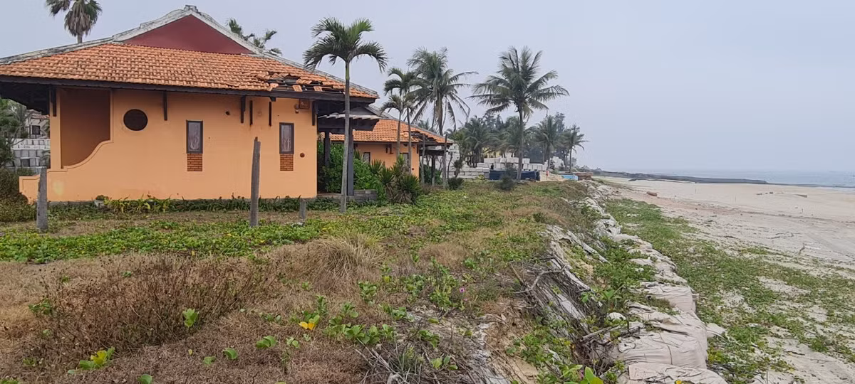 Một dãy resort sắp bị sóng biển "nuốt chửng". Khung cảnh hoang tàn khiến nhiều người xót xa.