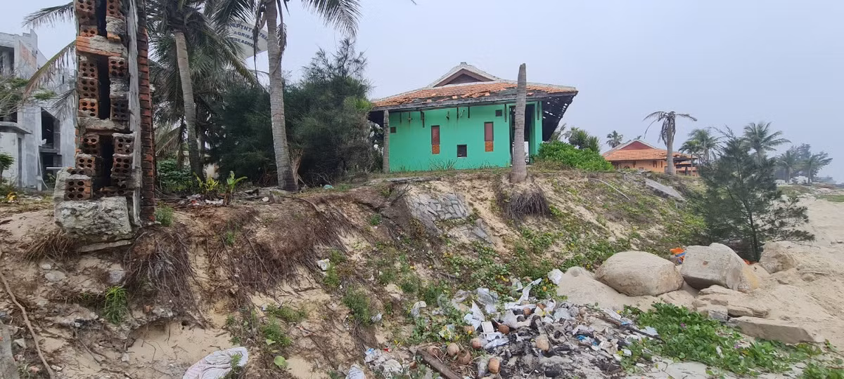 Vùng sạt lở lan rộng dần từ phía Nam ra hướng Bắc, kéo dài từ Cửa Đại đến An Bàng.