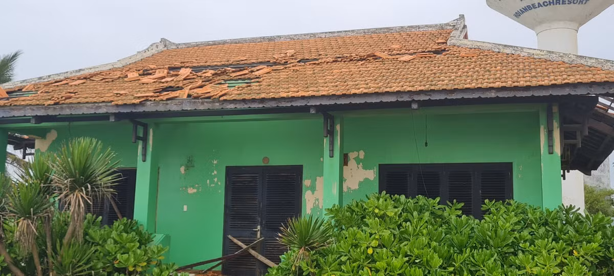 Tình trạng sạt lở bờ biển Hội An đã và đang là nỗi lo hiện hữu đối với nhiều khu resort ven biển nơi đây, nhất là thời điểm vào mùa mưa bão mỗi năm. Nhiều người đành bất lực nhìn tài sản tiền tỉ của mình bị sóng vùi dập tan nát.