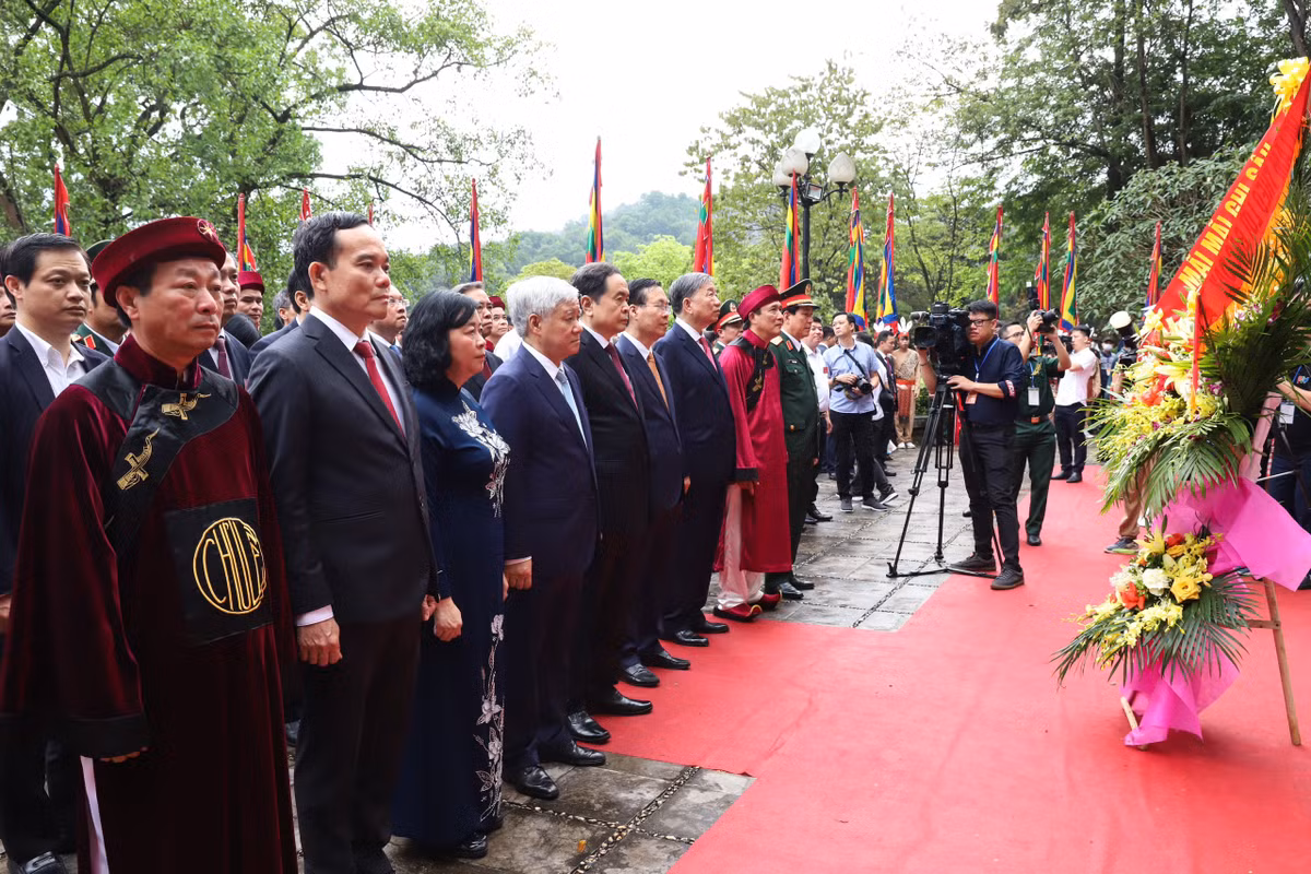 Chủ tịch nước Võ Văn Thưởng dâng hương tưởng niệm các Vua Hùng - Hình 4 Chu tich nuoc Vo Van Thuong dang huong tuong niem cac Vua Hung-Hinh-4