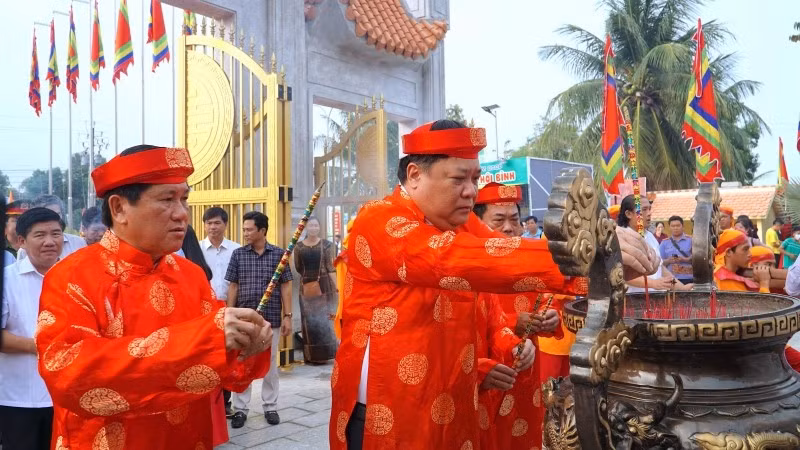 Trong không khí trang nghiêm, thành kính tưởng nhớ về truyền thống dân tộc, các đồng chí lãnh đạo tỉnh cùng nhân dân địa phương đã thành kính dâng hoa, dâng hương, dâng các vật phẩm (bánh dân gian truyền thống tại địa phương) tưởng nhớ công ơn bậc tiền nhân có công dựng nước, giữ nước.