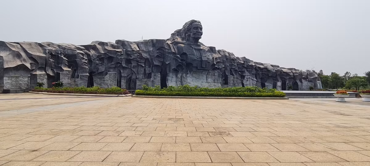 Tượng đài cao 18,37m, chiều rộng 84,7m, chất liệu bằng đá hoa cương.