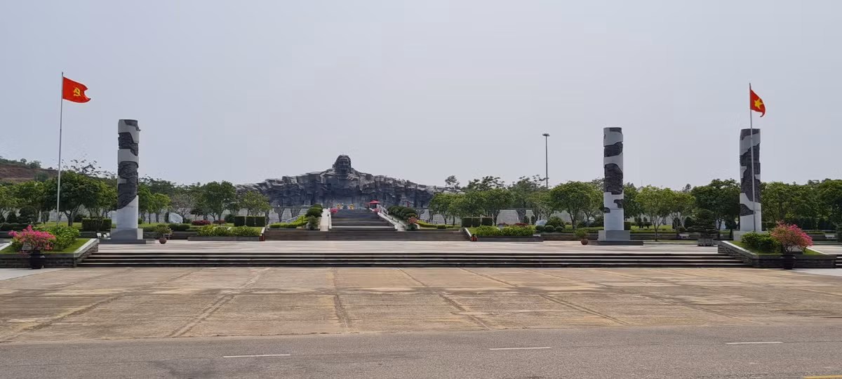 Phía trước Tượng đài Mẹ Việt Nam anh hùng là quảng trường tiền môn, nơi đón tiếp du khách trong dịp lễ hội hay thường nhật đến tham quan tìm hiểu về Mẹ anh hùng.