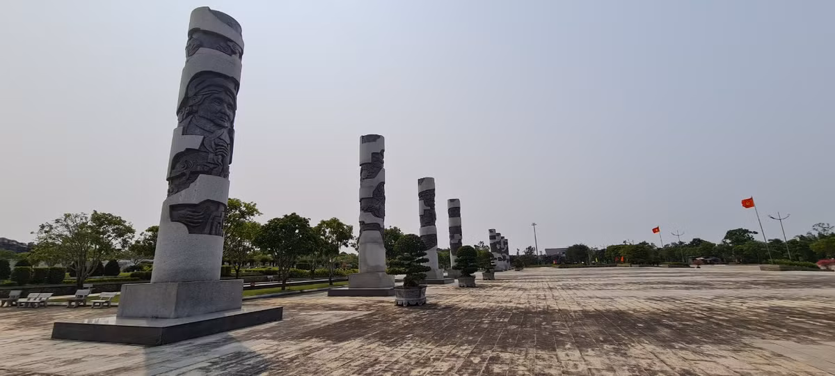 Tiếp theo quảng trường là 8 trụ biểu chia làm hai bên, mỗi trụ có chiều cao 9m, đường kính 1.65m, con số 8 ở đây theo quan niệm của người phương Đông là con số biểu tượng cho sự phồn vinh, sự sung túc, sự đoàn tụ tốt đẹp.