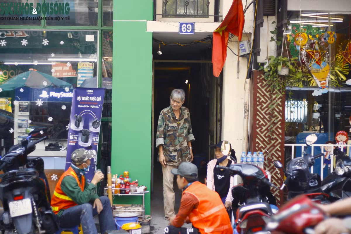 Mặc dù không gian trong và ngoài những con ngõ siêu nhỏ khá khiêm tốn, nhưng người dân vẫn tận dụng tối đa để bán đồ ăn, nước uống. Đây đều là kế sinh nhai của một số hộ dân. Lâu dần, những hàng quán nhỏ trước những con ngõ cũng đã trở thành một nét đặc trưng của người Hà Nội. (Ảnh Sức Khỏe Đời Sống) 