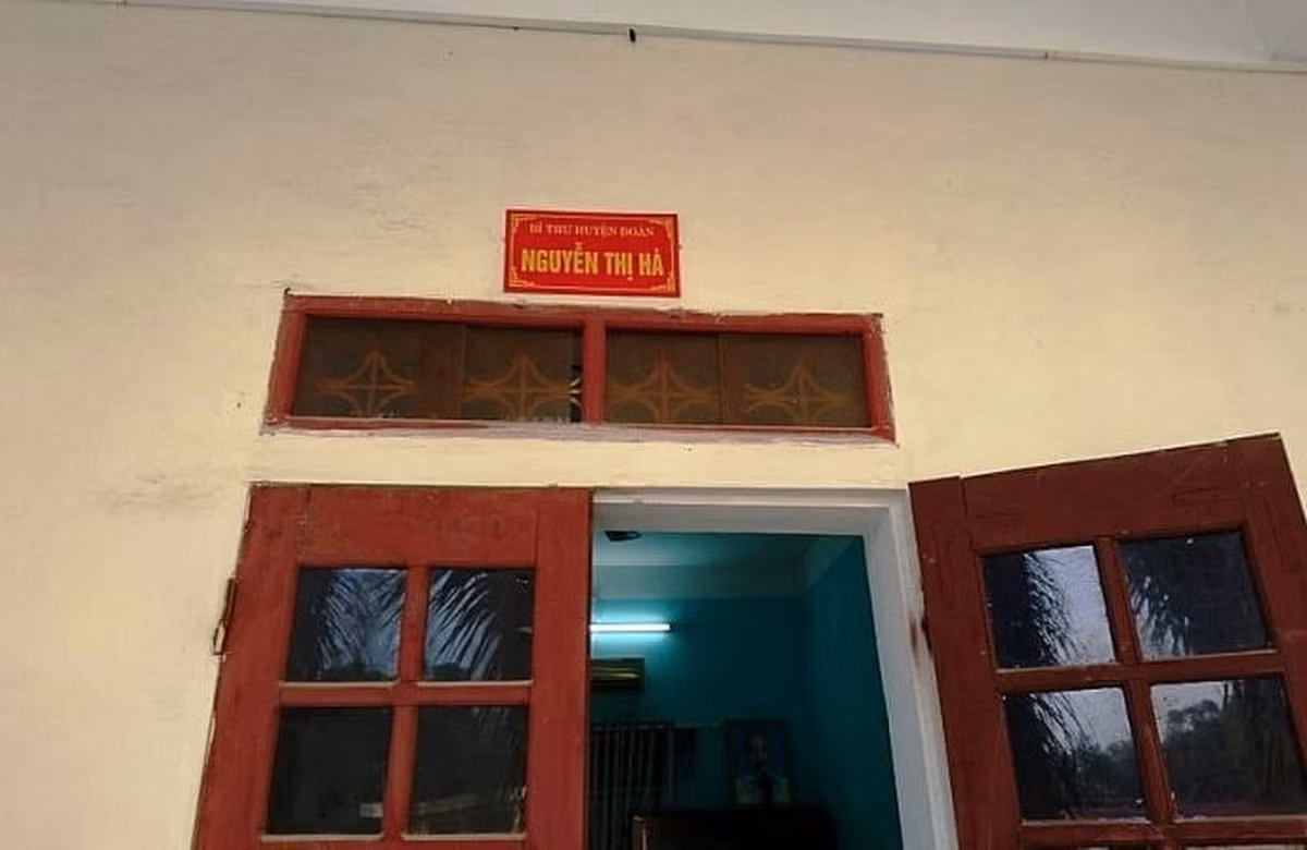 Đầu năm 2020, Bí thư Huyện đoàn Yên Định bị chồng làm đơn tố cáo quan hệ bất chính, sinh hai con cho người tình. Chồng bà Hà cho biết, năm 2006 hai người tự nguyện kết hôn. Thời gian chung sống, họ có ba con, tuy nhiên theo kết quả giám định ADN, hai con không phải của người chồng hợp pháp. Sau khi nhận quyết định khai trừ Đảng, bà Hà cho hay "sẵn sàng chấp nhận", song chia sẻ hình thức kỷ luật với cá nhân là "quá nặng nề". 