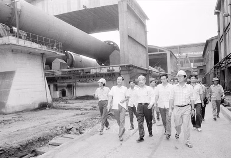 Nguyên Tổng bí thư Đỗ Mười thăm nhà máy xi măng Hải Phòng, ngày 25/3/1991. Ảnh: Minh Đạo/TTXVN