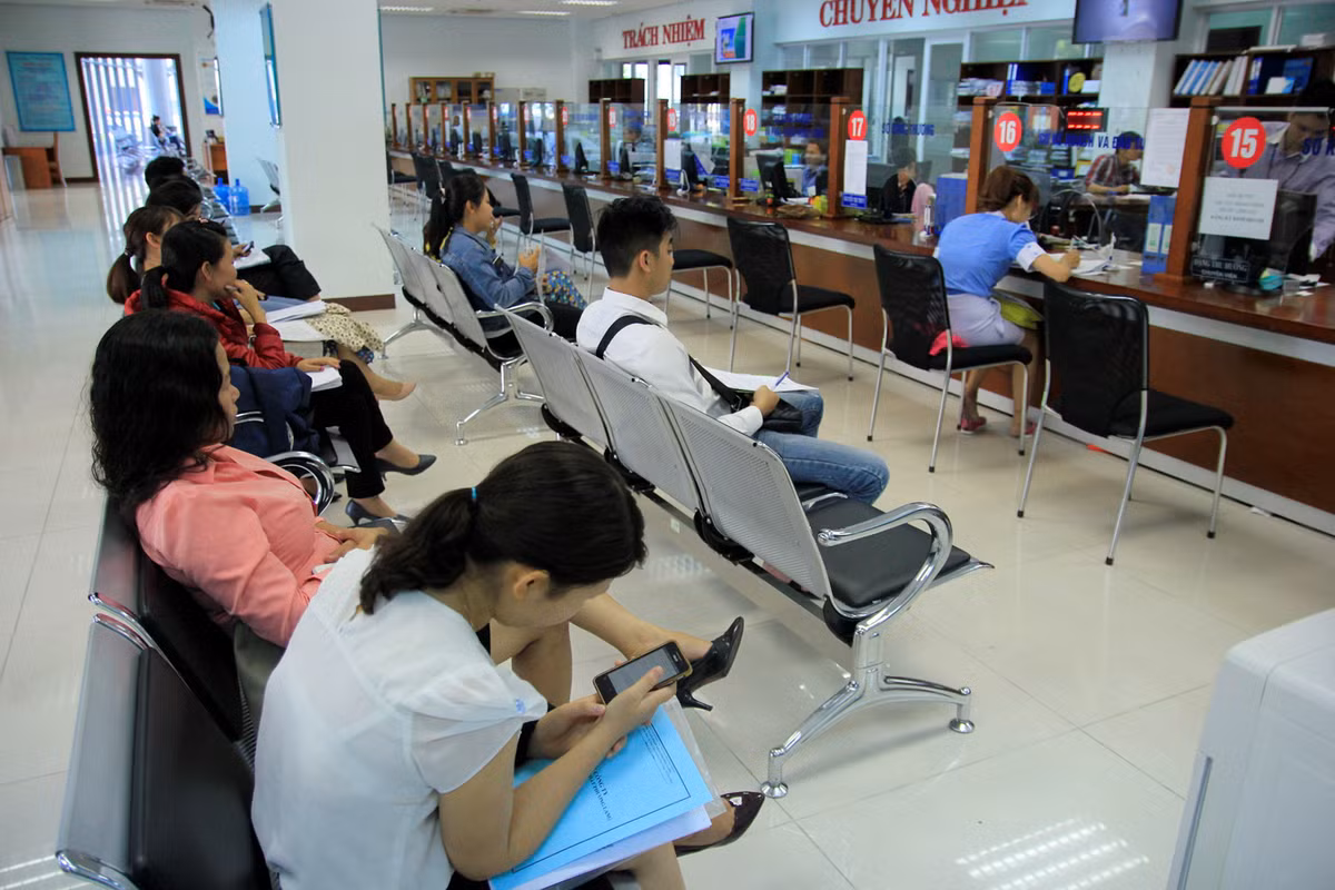 Tại khu vực tầng 1 của tòa nhà được bố trí là nơi làm việc của các bộ phận giao dịch, tiếp nhận hồ sơ một cửa, tiếp công dân đến liên hệ công tác với các cơ quan hành chính. 