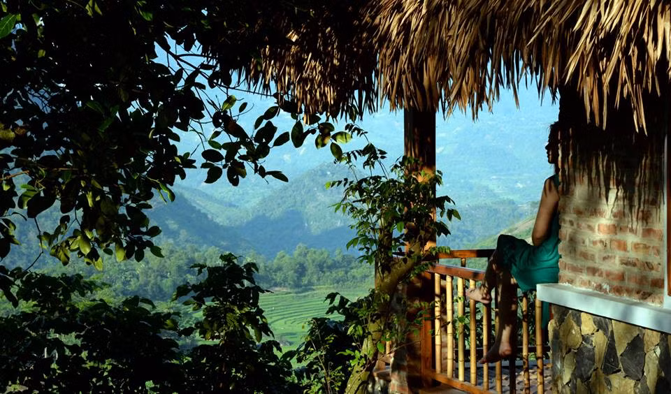 Nắm bắt cơ hội này một số cá nhân đến từ Hà Nội đã về đây “gom” đất của người dân, đầu tư hẳn một khu resort mang tên Pù Luông Retreat ngay trong vùng đệm của khu bảo tồn này. Ảnh: puluongretreat.com.