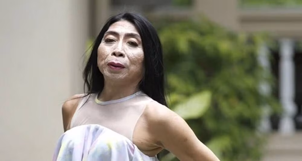 Tuy tuổi đã cao và nhan sắc xuống cấp nhưng Sitang Buathong vẫn khiến nhiều người "đỏ mặt" khi hiện tượng chuyển giới này xuất hiện trong những bộ cánh mát mẻ và thể hiện các hành động âu yếm với trai trẻ.