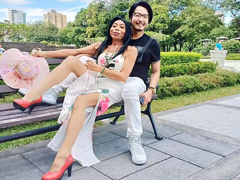 Những màn trình diễn của Sitang Buathong được đánh giá là khá phản cảm. Tuy không có ngoại hình bắt mắt nhưng bà vẫn trở thành tâm điểm chú ý mỗi khi xuất hiện.