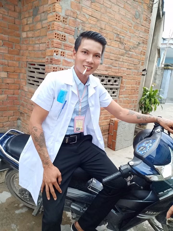 Dân mạng thi nhau bày tỏ chúc mừng Lộc Fuho cưới được vợ xinh, tuy nhiên nên 'giữ sức khỏe' để có thể tiếp tục công việc phụ hồ của mình.