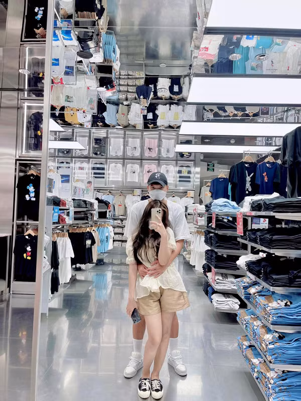 Bạn gái tiền đạo Nguyễn Văn Tùng sinh ngày 23/6/2002 . Cô và bạn trai chỉ chênh lệch nhau một tuổi. Có lẽ vì thế mà cả hai hay tương đồng về sở thích và quan điểm sống.