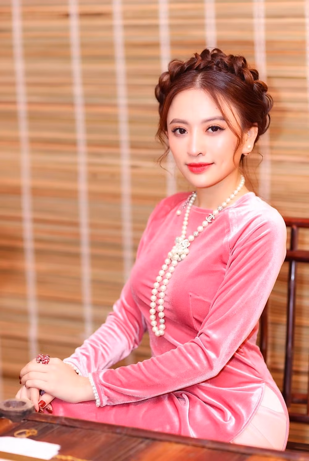Mặc dù vậy Ngô Lan Anh lại gây chú ý khi công khai mối quan hệ với tỷ phú Hoàng Kiều và không ngần ngại chia sẻ hình ảnh quấn quýt, tình tứ bên nhau.