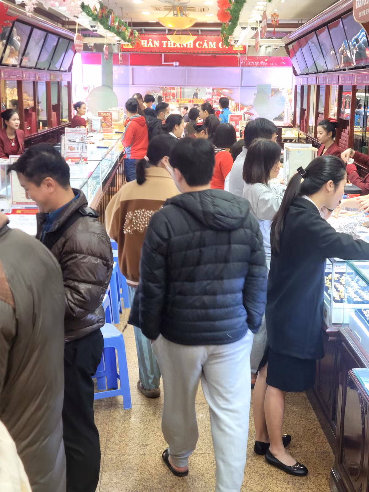 Trả lời PV, ông Nguyễn Minh Thuyết - chuyên viên phòng kinh doanh của Bảo Tín Minh Châu cho biết: "Năm nay chúng tôi chuẩn bị rất nhiều sản phẩm mới. Ngoài những sản phẩm chủ đạo như nhẫn tròn trơn thì chúng tôi đã chuẩn bị thêm trang sức vàng bằng chất liệu bằng rồng Thăng Long".