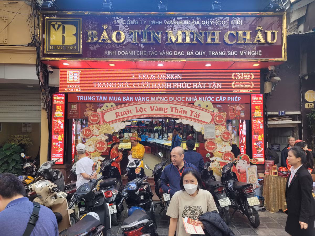 Sáng 18/2, trên phố Trần Nhân Tông (quận Hai Bà Trưng, Hà Nội), người dân xếp hàng dài chờ mua vàng tại các cửa hàng lớn. Thậm chí, dòng người còn đông hơn những ngày trước, khiến thị trường vàng ngày vía Thần Tài 2024 vô cùng tấp nập.