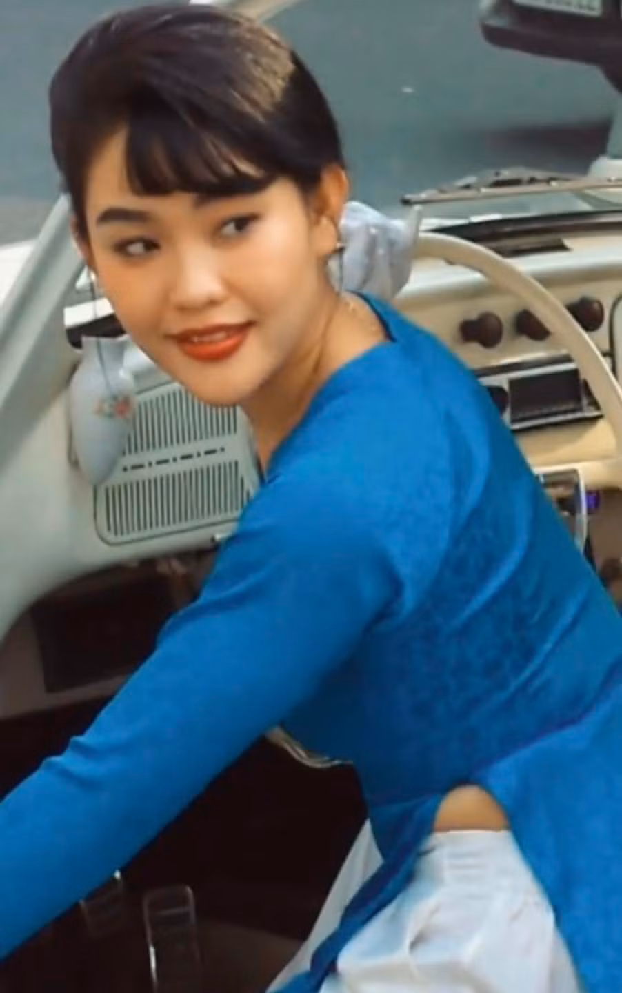 Mới đây Bách Liên đăng tải đoạn clip couple dạo phố cuối năm thu hút sự chú ý từ netizen. Trong khoảnh khắc, cô gái gốc Nha Trang chọn áo dài màu xanh nước biển, từ tóc tai đến kiểu trang điểm đều đúng kiểu Sài Gòn xưa.