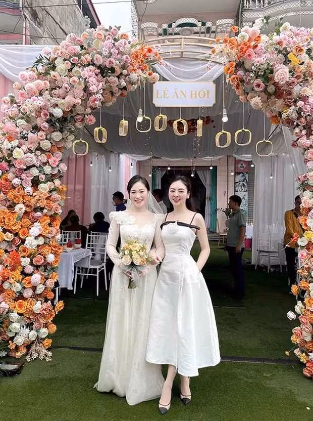 Trước đó, một girl xinh Thái Nguyên cũng gây tranh cãi tương tự. Cô nàng này còn diện một chiếc váy trắng, màu sắc được cho là không nên khi đi đám cưới vì dễ trùng màu váy cưới cô dâu.