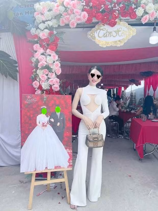 Nhưng không chỉ dừng lại ở việc mặc đồ trắng, một số khách mời đám cưới còn chiếm hết spotlight vì những bộ cánh được cắt xẻ táo bạo.