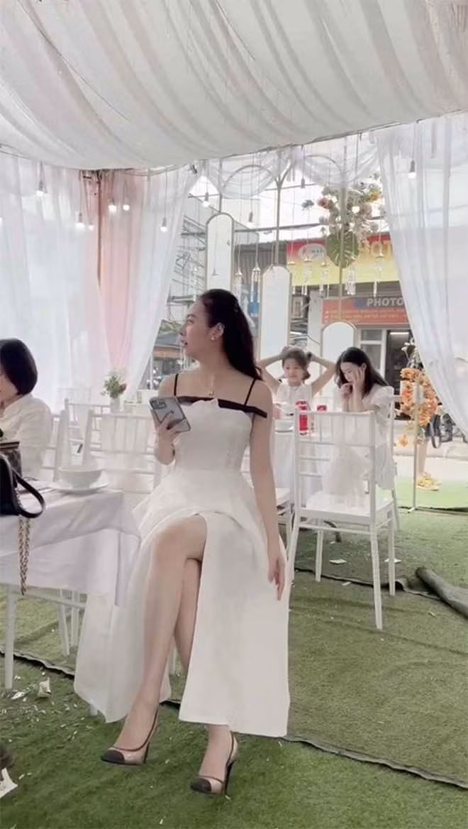Thế nhưng, hot girl Thái Nguyên này bày tỏ quan điểm, con gái ai cũng muốn mình đẹp, diện đồ chỉn chu cũng là cách tôn trọng gia chủ.