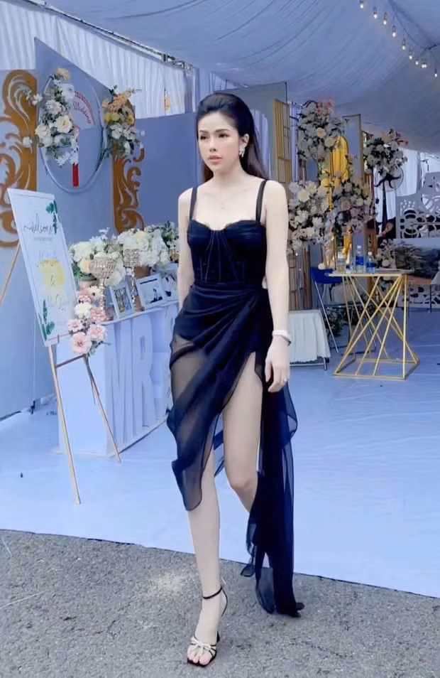 Lê Tiểu Băng (SN 1996), đến từ Biên Hòa, tỉnh Đồng Nai từng gây chú ý khi diện đầm đen có thiết kế táo bạo đi đám cưới bạn thân.