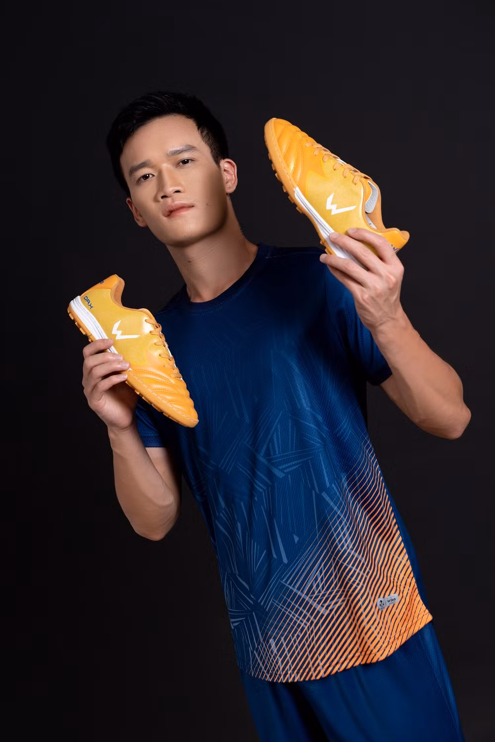 Sau quan ao, Doan Van Hau ra mau giay ca nhan cuc chat-Hinh-3
