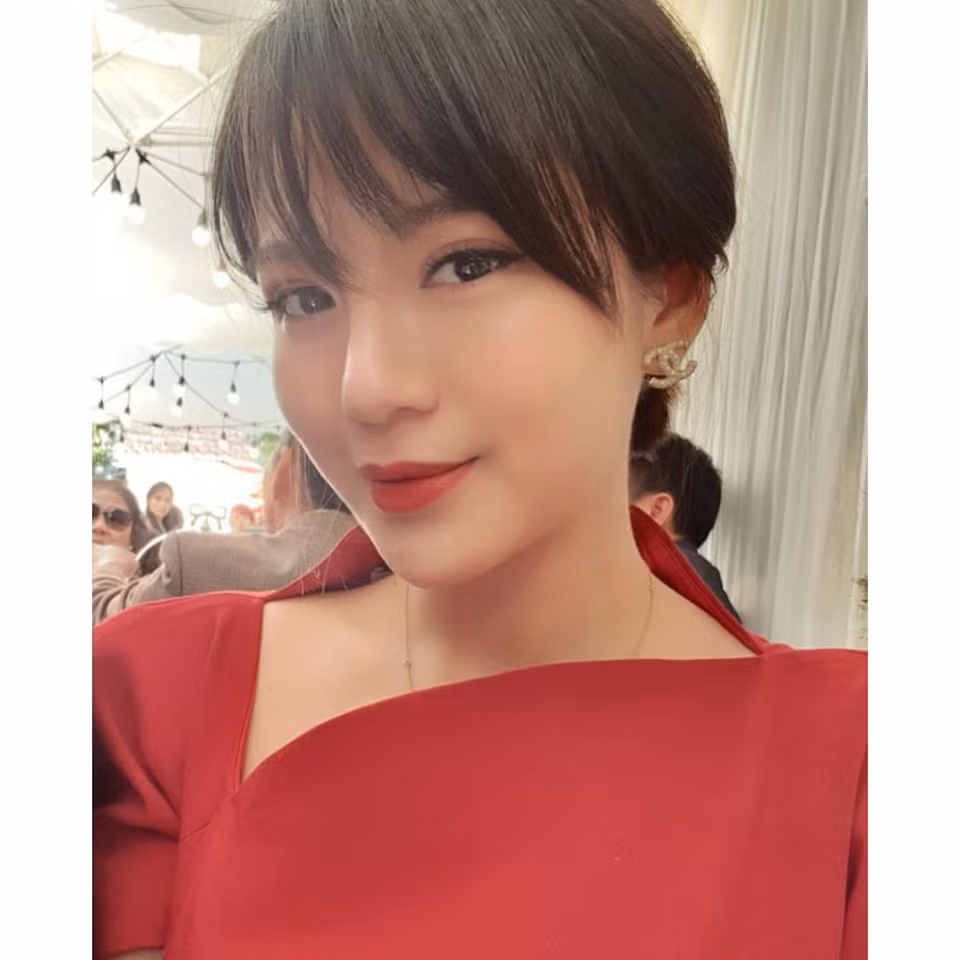 Nhưng hoàn thành xuất sắc nhiệm vụ với làm mẹ với gia đình "đủ nếp đủ tẻ" rồi thì bây giờ Tú Linh cứ thế mà yên tâm với công việc.