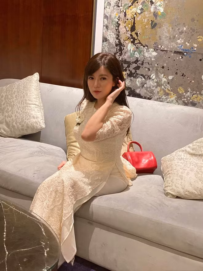 Cũng chính vì việc gia đình mà trong một thời gian dài, hot girl Tú Linh rất hiếm khi xuất hiện trên truyền thông với vai trò MC khiến khán giả mong ngóng ít nhiều.