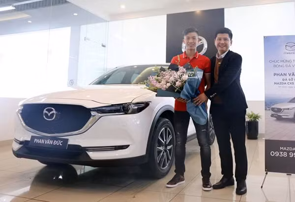 Một cầu thủ khác cũng "xui" hơn Duy Mạnh là Phan Văn Đức. Vừa nhận xe Mazda CX-5 mới, Văn Đức đã làm "móp đầu" khi lái xe vào nhà.