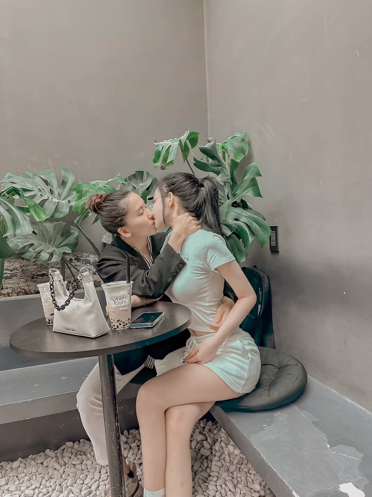 Nhận được lời mời kết bạn và tin nhắn làm quen của Tú, Nhi chỉ đáp lại cho vui, thậm chí còn xem đối phương là trò giải khuây.