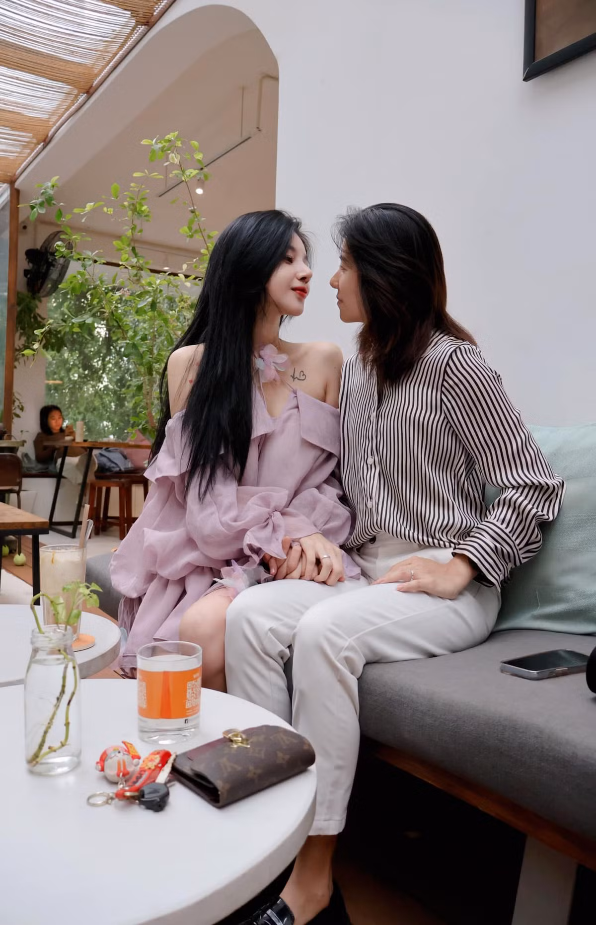 Nhi và Tú quen nhau qua mạng xã hội, tình yêu bắt đầu từ sự chân thành và nghiêm túc của Tú.
