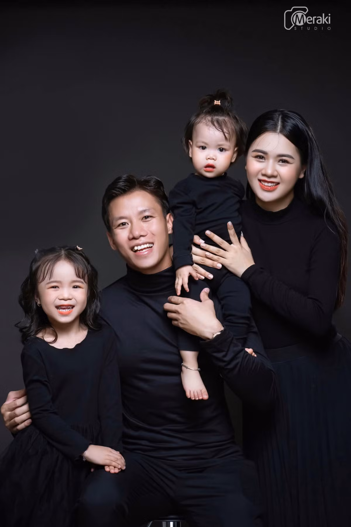 Trong đó, vợ chồng Quế Ngọc Hải cũng tranh thủ ghi dấu 7 năm bên nhau bằng những bức ảnh tình tứ ngọt ngào.