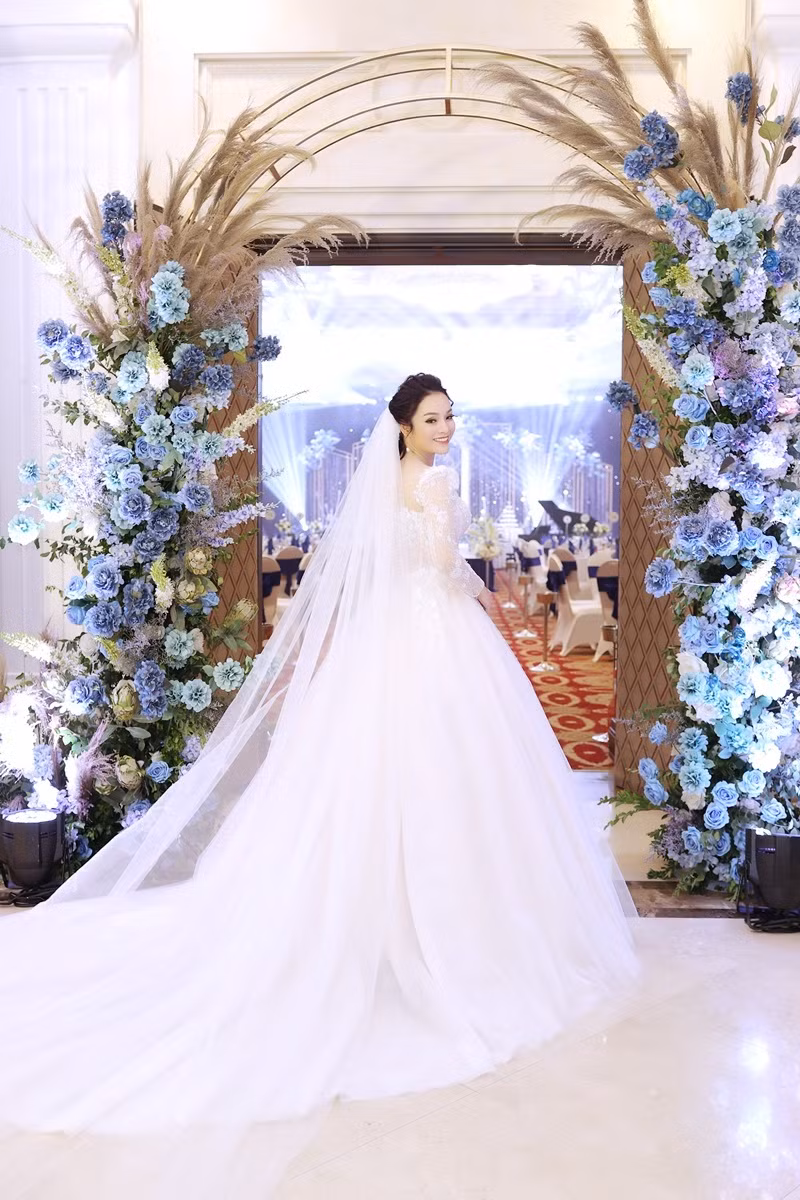 Nhân dịp này, Tân Nhàn cũng thông báo, sắp tới đây, cô sẽ đánh dấu bước ngoặt mới trong cuộc sống của mình bằng việc chuẩn bị ra mắt một MV đặc biệt “Công cha ngãi mẹ sinh thành” sau đám cưới.