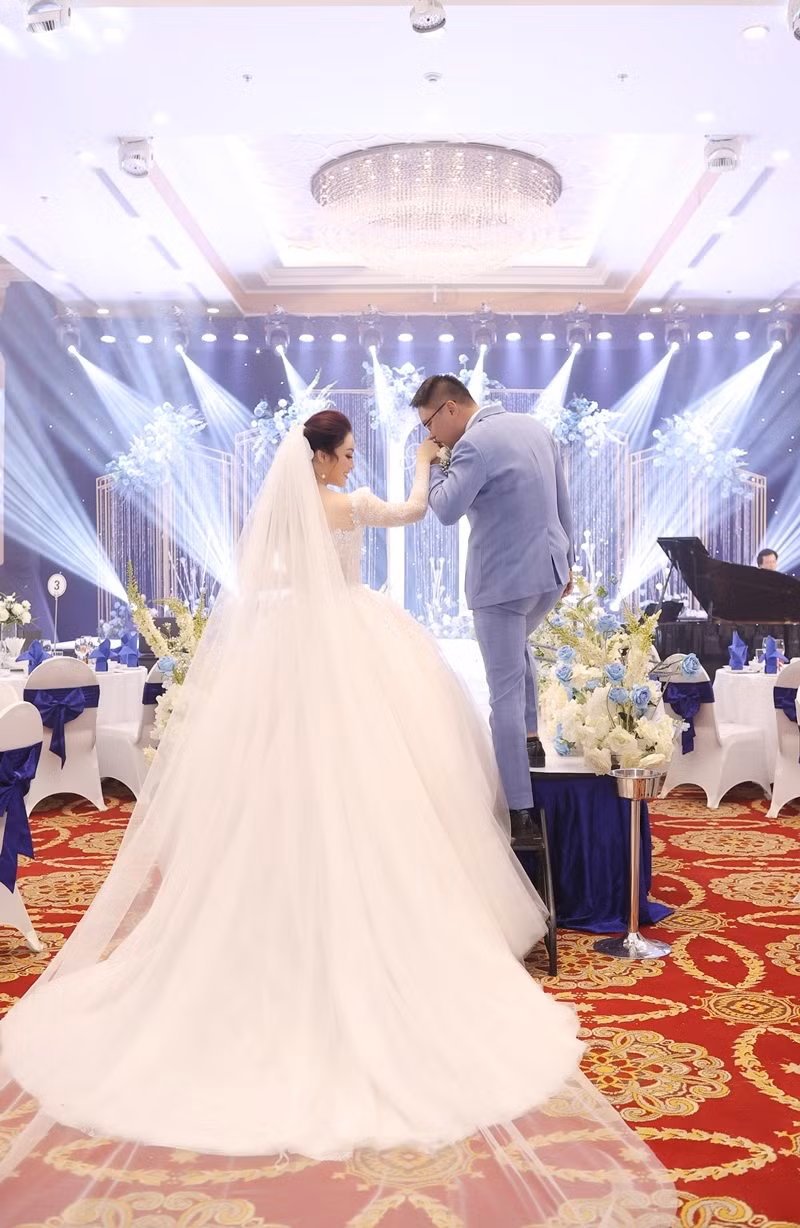 Chồng hiện tại của Tân Nhàn sinh năm 1980. Anh là PGS-TS, Viện trưởng của một Viện khoa học công nghệ và giảng dạy trong lĩnh vực thể thao.